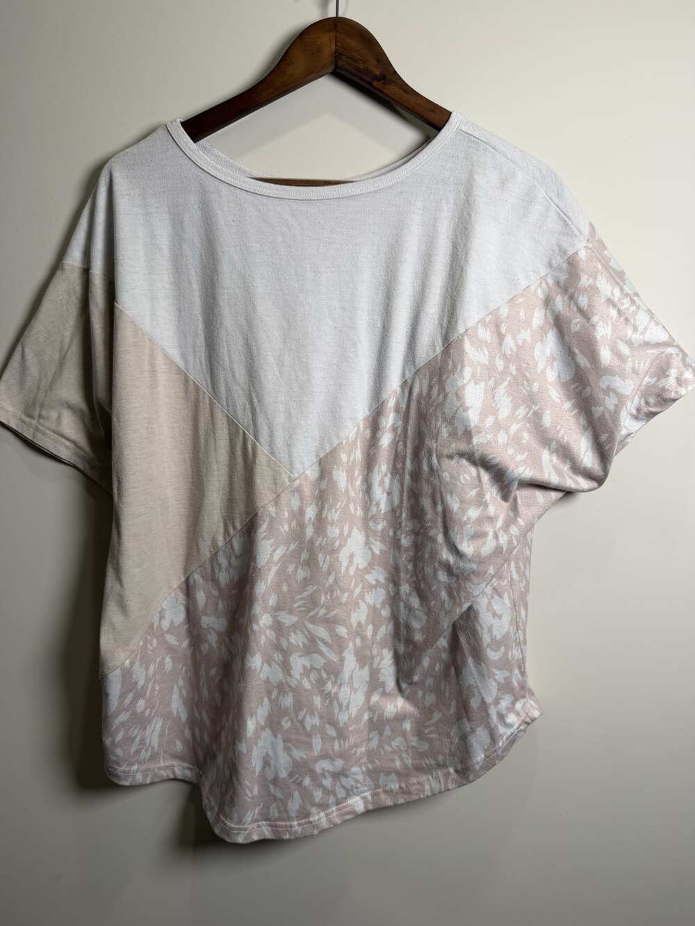 Womens Short-Sleeve Color-Block Floral-Pattern T-Shirt, Size M